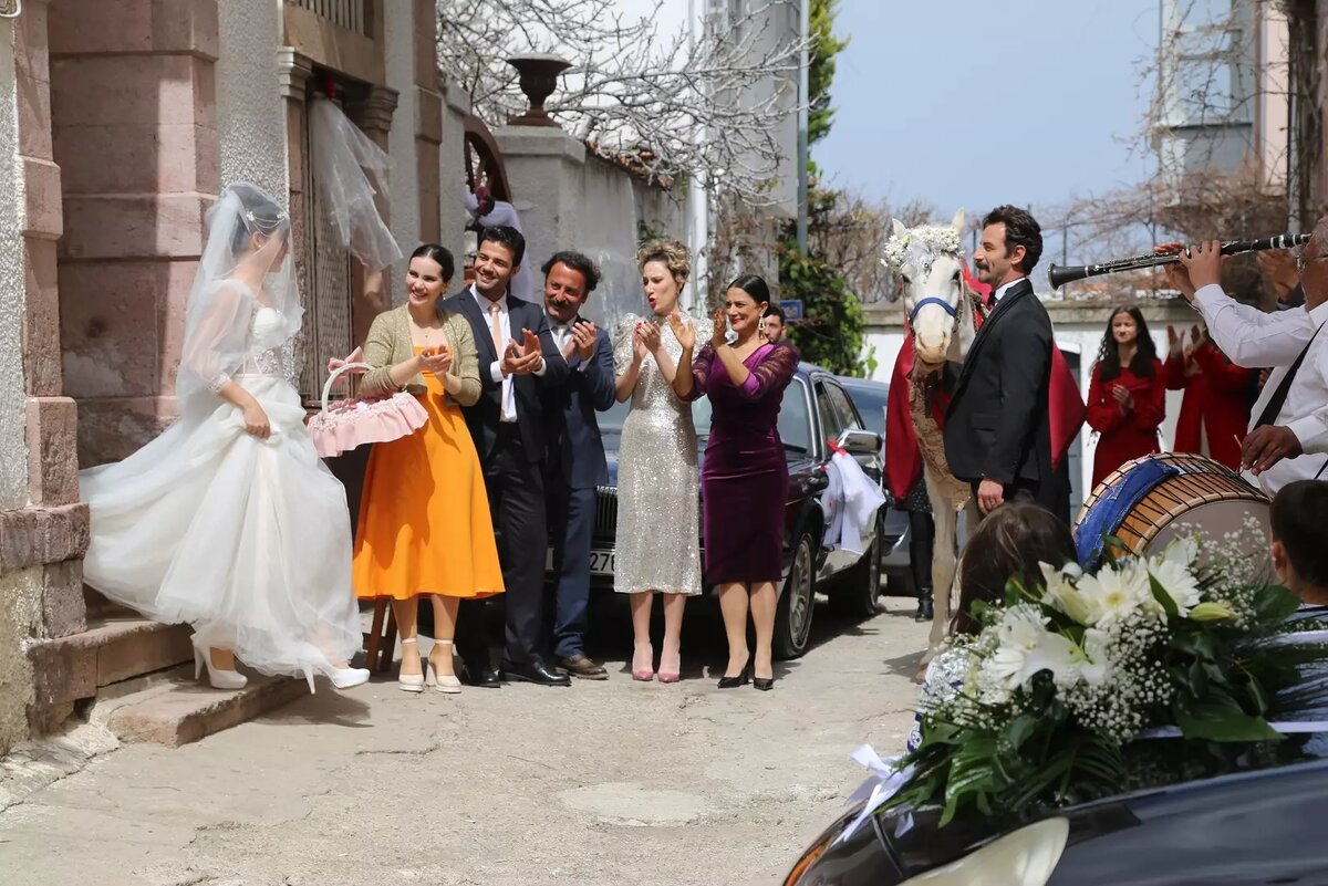 Кадры из сериала «Три сестры». Источник: https://www.kanald.com.tr/uc-kiz-kardes/