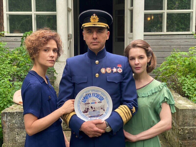 Адмирал и его две жены. Кадр из сериала "Адмирал Кузнецов"