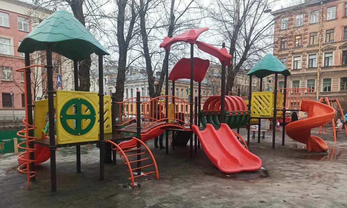 В Петербурге воспитателя обвиняют в тяжелой травме ребенка на детской  площадке | Мегаполис онлайн | Дзен