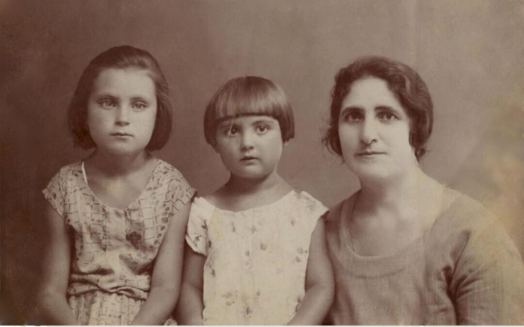 Тамара в детстве с матерью и сестрой 