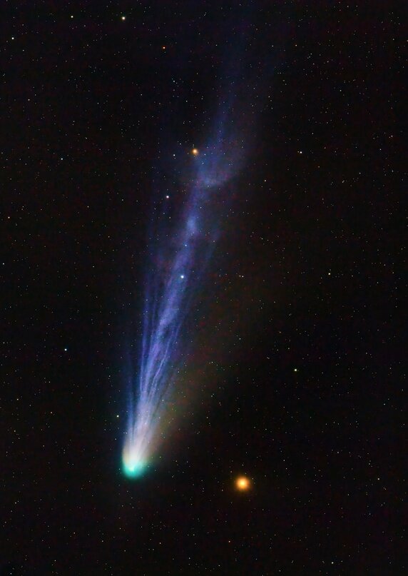 Комета 12P/Понса-Брукса на фоне звезды Гамаль