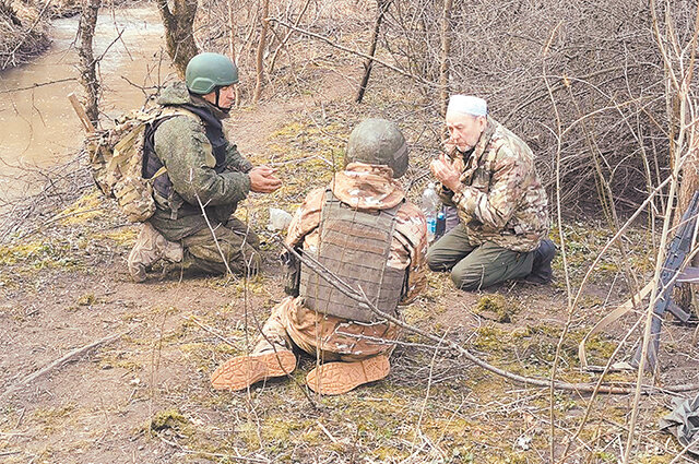    Хаджи Наиль хазрат Аминов молится с вышедшими из боя солдатами. Фото: Из личного архивa