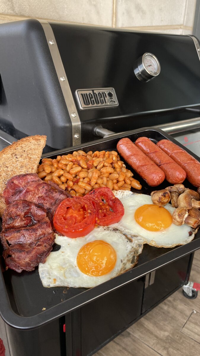 Английский завтрак приготовленный мной на газовом гриле, томат, яйца, бобы, колбаски, томаты , грибы шампиньоны , гусиная грудка