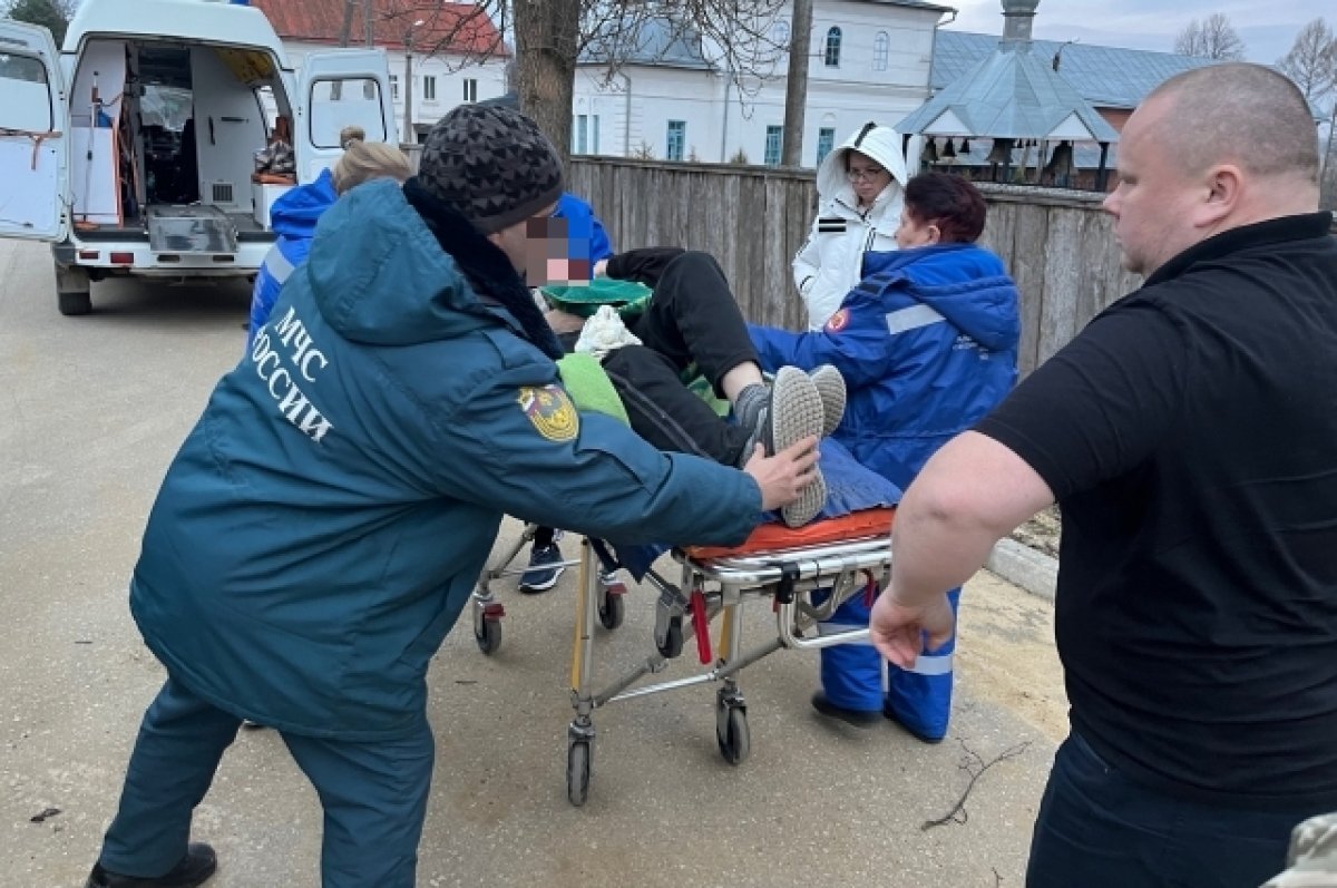    Пожилого пациента высокого роста пришлось на руках переносить в джип для транспортировки на «большую землю».