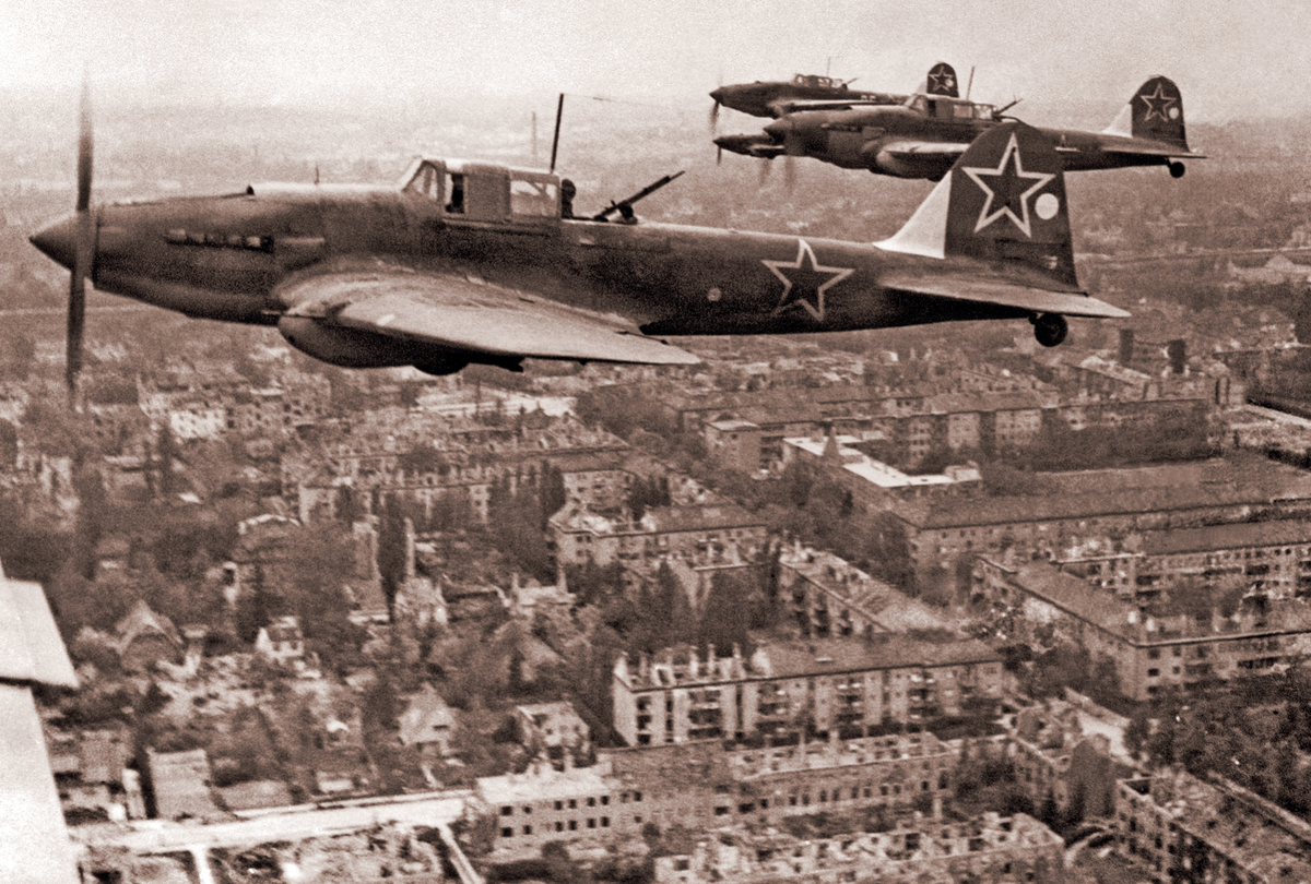 Май 1945 года.  Штурмовики Ил-2 над Берлином. Такие же механик Григорий Ворошнин обслуживал во время операции «Багратион». Фото: ТАСС