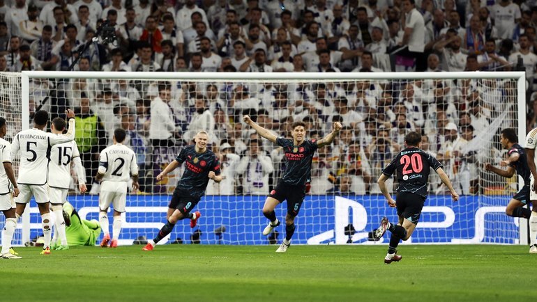    Игрок «Манчестер Сити» Бернарду Силва радуется первому забитому мячу. Reuters