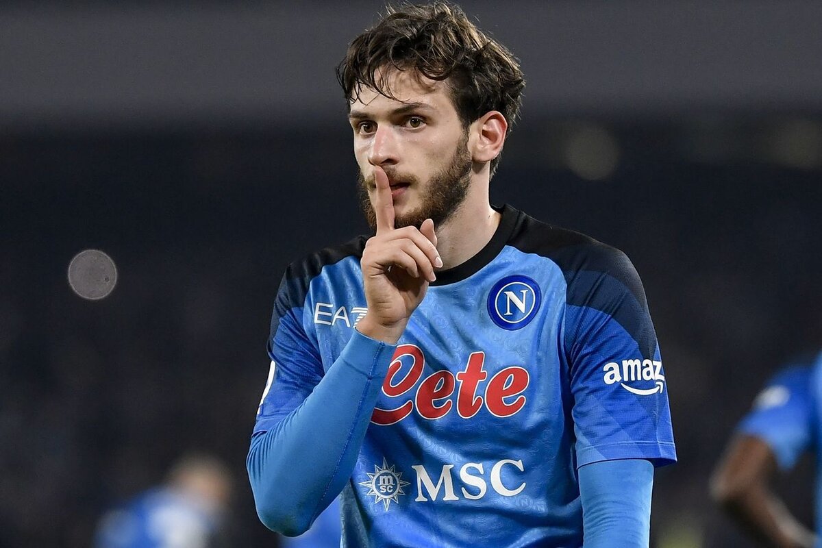 Вингер «Наполи» Хвича Кварацхелия может покинуть итальянский клуб. 
Как сообщает CalcioNapoli24, игрок входит в сферу интересов «ПСЖ» и «Барселоны». Неаполитанцы готовы продать футболиста за € 100 млн. При этом они также заинтересованы в том, чтобы продлить контракт с игроком. Отмечается, что конечное решение будет принято исходя из поступивших предложений.

Напомним, в нынешнем сезоне Кварацхелия принял участие в 38 матчах во всех турнирах, в которых отметился 10 голами и шестью результативными передачами. Действующее трудовое соглашение игрока с клубом рассчитано до лета 2027 года. Согласно информации, представленной на портале Transfermarkt, рыночная стоимость футболиста составляет € 80 млн.