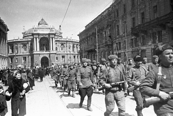    Части Красной армии 3-го Украинского фронта проходят по улицам освобожденной ими Одессы