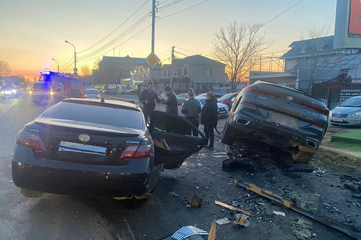    В Хабаровске Toyota влетела во встречный BMW, пострадали двое детей