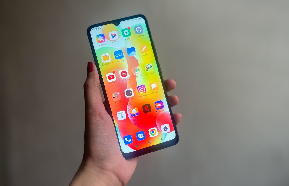 Redmi 12C в руках девушки.