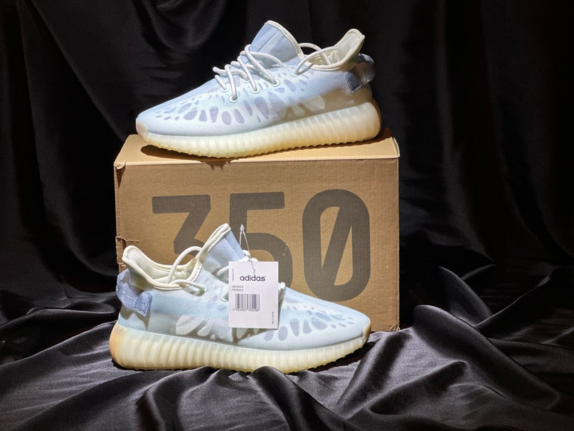 Кроссовки Yeezy Boost 350 V2 "Mono Ice", разработанные в продуктивном дуэте рэпера Kanye West и всемирно известной компании Adidas, стали настоящим воплощением легкости. Основа данной модели состоит из полупрозрачного сетчатого материала нежного голубого оттенка, скрывающего под собой своеобразный резной каркас. Продолжают тему льда и невесомости белая ребристая подошва с уникальной амортизацией Boost и петли на задней поверхности кроссовок, а в качестве интересного дизайнерского решения можно отметить двойные люверсы. Adidas Yeezy Boost 350 V2 "Mono Ice", вошедшие в коллекцию "Mono Pack" от Канье Уэста, появились на полках магазинов в июне 2021 года.