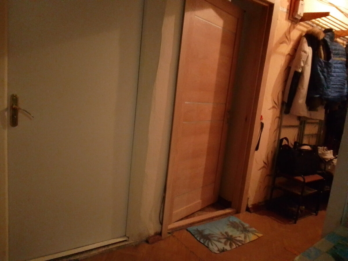 Белая дверь - это первая пустая комната. Бежевая дверь наша комната, а рядом наши вещи.