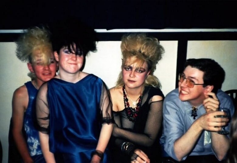 Просто это такая мода, прически супер.