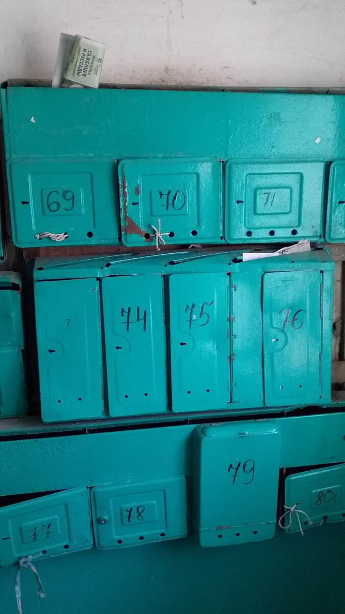 Есть такие подъезды у нас кое-где еще есть (фото автора)