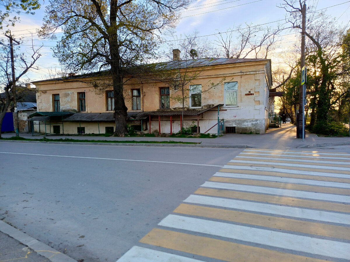 Этот дом уже находится на улице Корабельной.