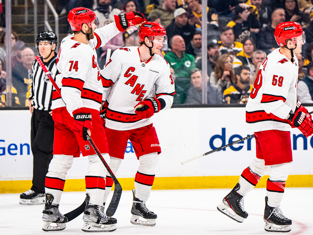    Хоккеист "Каролины Харрикейнз" Андрей Свечников (по центру) празднует гол© Фото : nhl.com/hurricanes