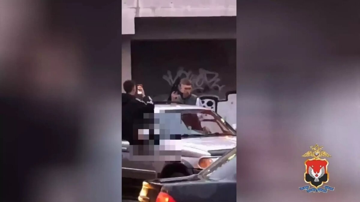     Водителя иномарки в Ижевске привлекли к ответственности за перевозку пассажира вне салона автомобиля. О нарушителях полицейские узнали из социальных сетей.