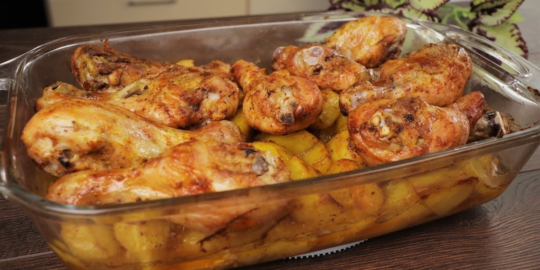 Есть курица и картошка? Тогда быстрее готовьте это простое, но очень вкусное блюдо