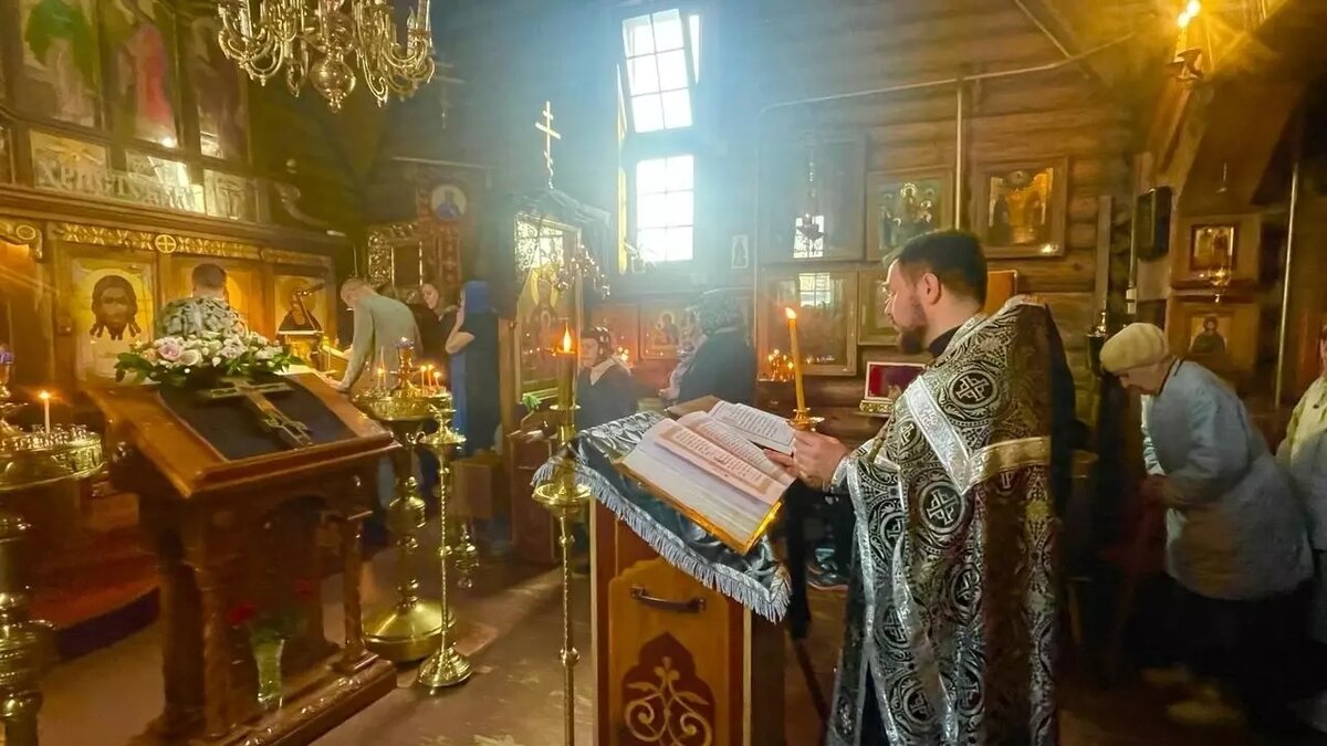     Неадекватный мужчина из Удмуртии ворвался в московский храм и устроил там дебош.
