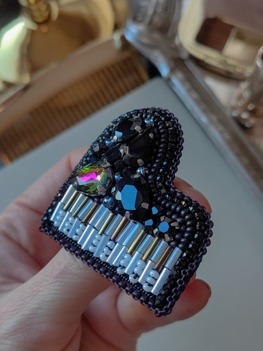 брошь из бисера, брошь пианино, подарок музыканту