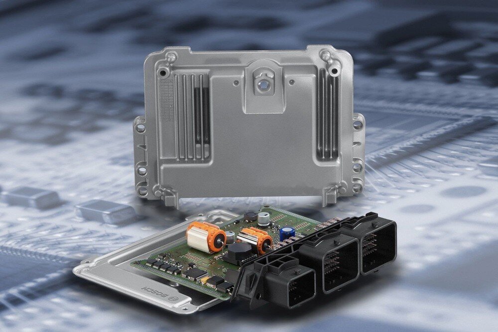 Электронный блок управления двигателя (ЭБУ, ECU или, если точнее, ECM и PCM) является центром, объединяющим различные подсистемы автомобиля.