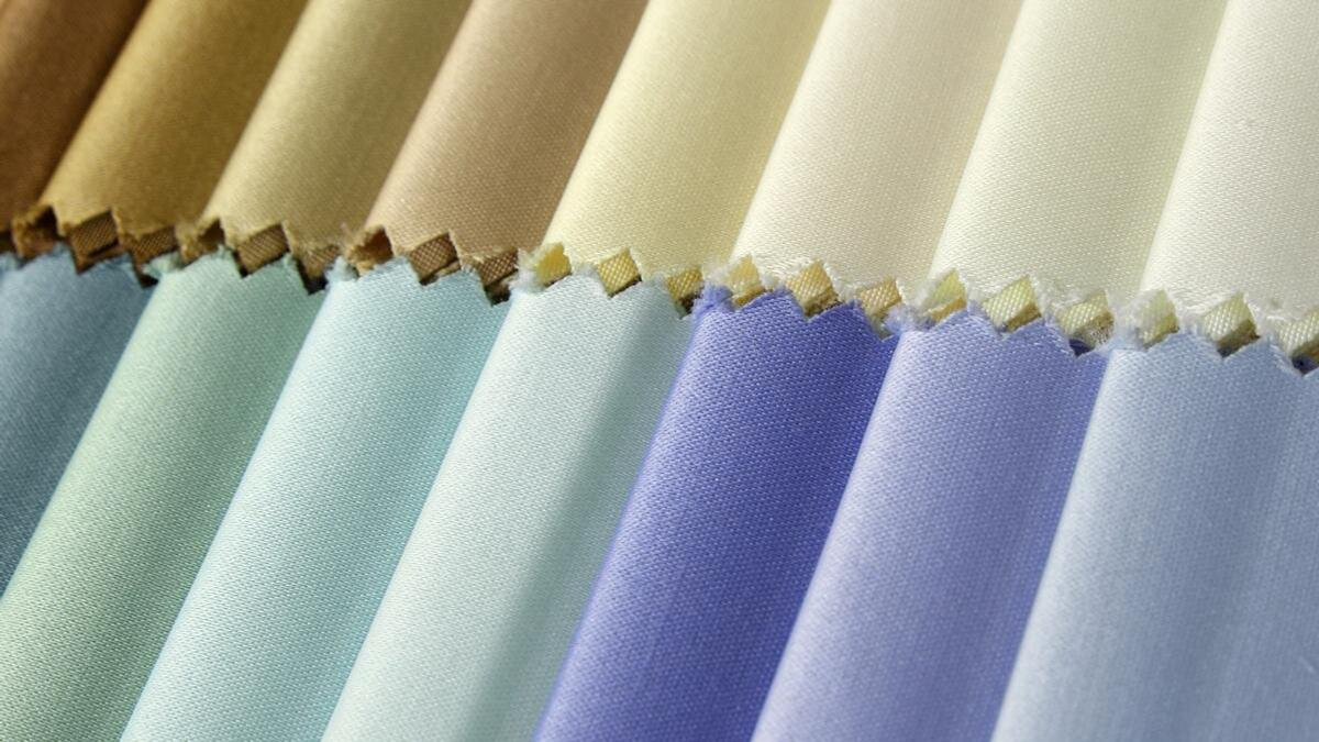    Текстурная ткань разных расцветок лежит рядами:Freepik