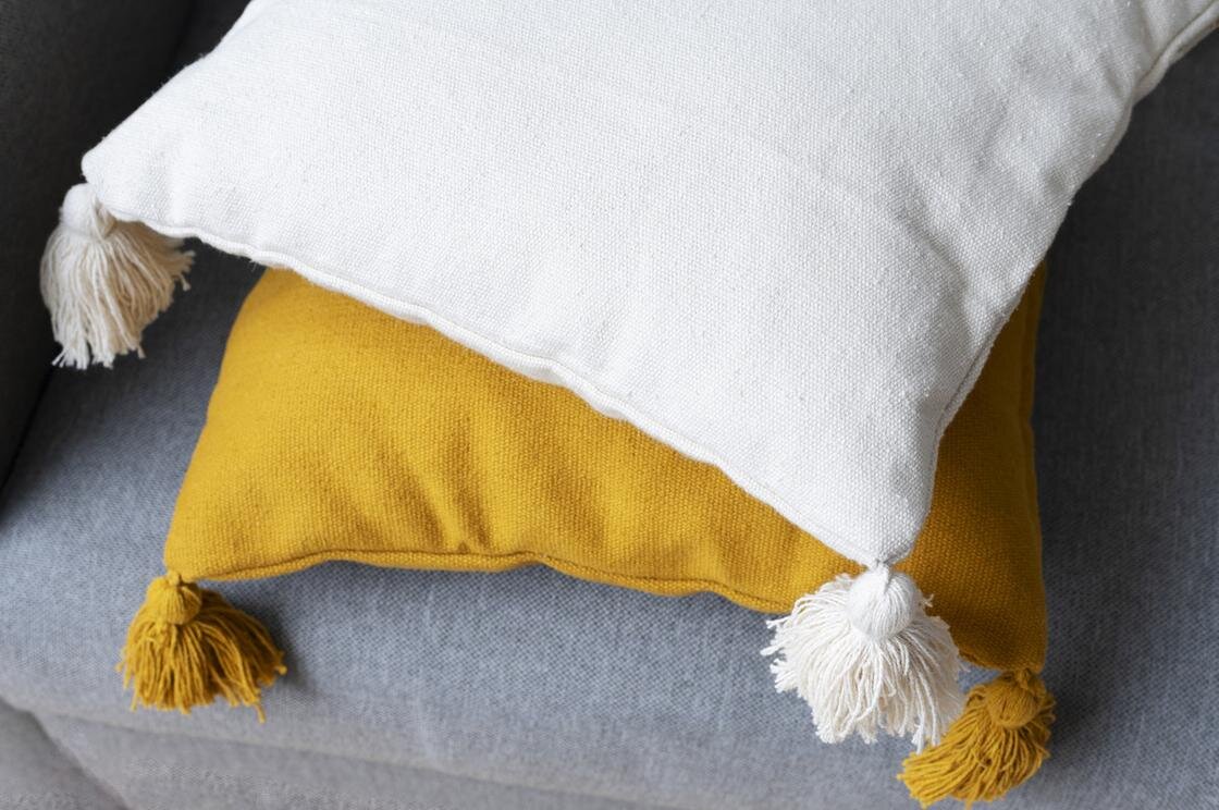    Две подушки в белой и желтой наволочке из поплина:Freepik