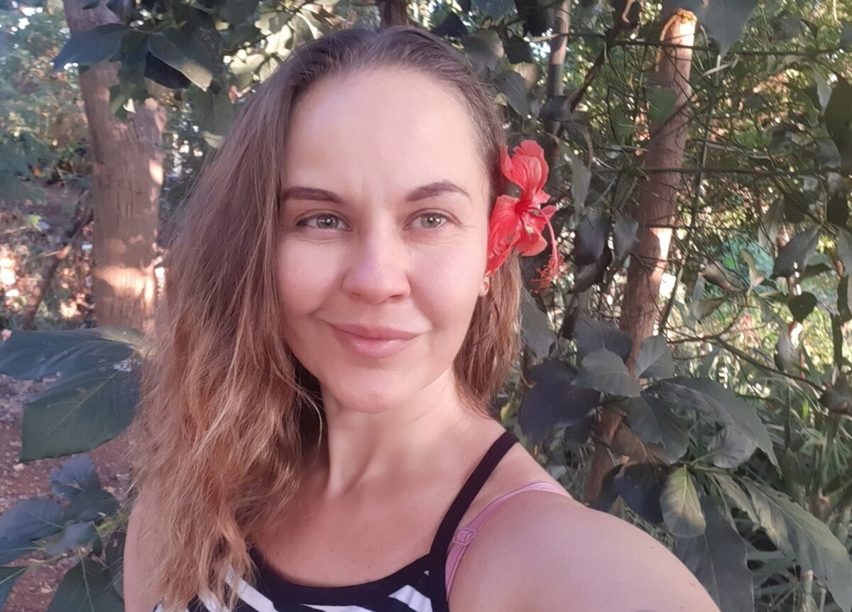 Я. Вчера по лесу гуляла, цветок прицепила.