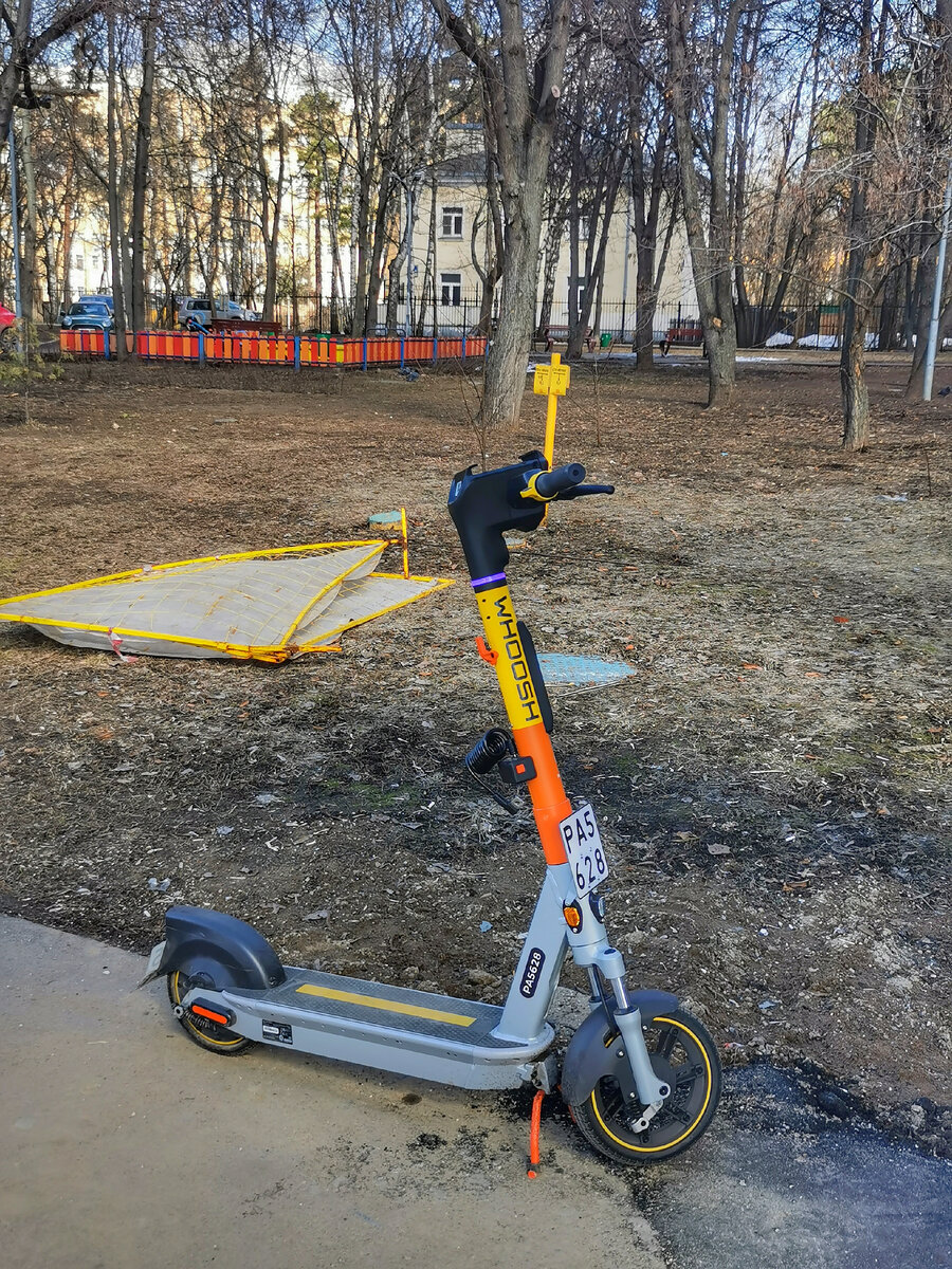 27 марта 2024 года - второй. кажется, день сезона, когда начали вновь сдавать в аренду самокаты. Страшная штука, считаю. Но пообещали, что на их будут крупные номера, чтобы было легче отслеживать по камерам нарушителей. Вот один из таких самокатов с номером РА5 628. Жаль только, не знаю что за модель самокатов - в них вообще не разбираюсь. Так что буду рад комментариям с названием модели самоката. Улица Маршала Бирюзова.