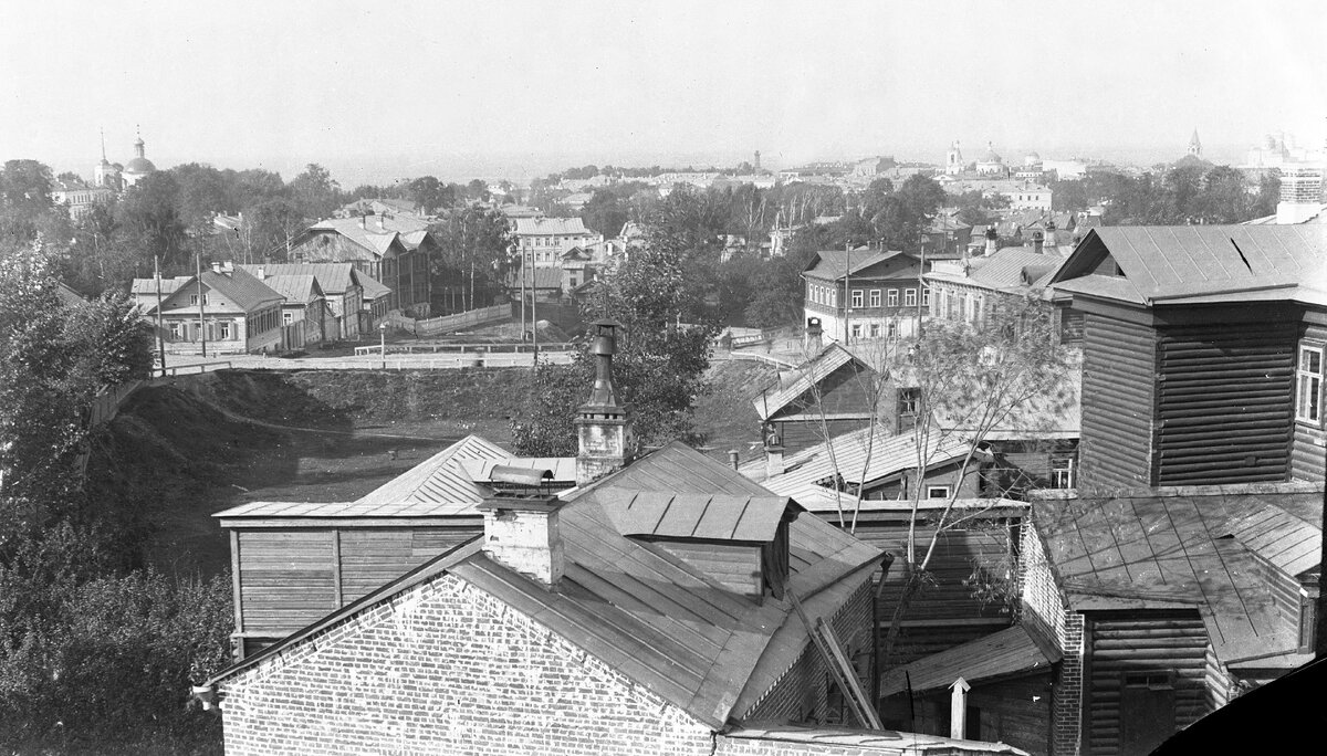 Акулинина слобода, фото с pastvu.com. Основная дорога впереди проходит вдоль улицы Горького (тогда вдоль улицы Полевой)