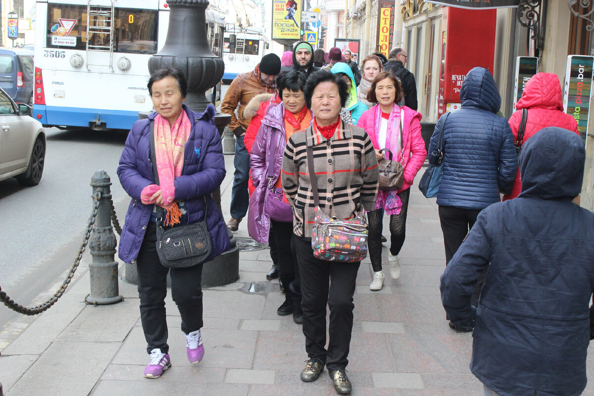 Много китайцев в Питере.  А может и не китайцев. Кто их разберет. Авторское фото.
