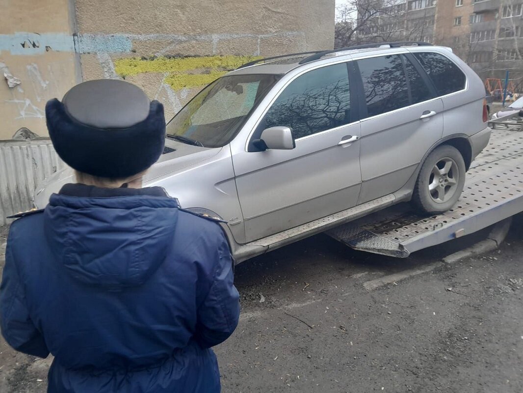 Иномарку нашли спрятанной в одном из дворов.  Фото: Фото предоставлено Управлением ФССП по Свердловской области