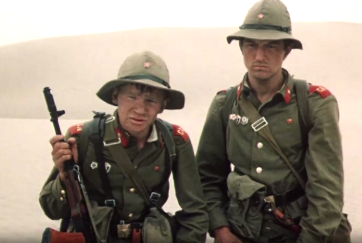 Кадр из телефильма "Двое в песках" (1984)
