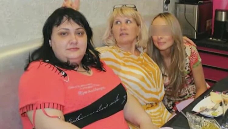 Любовь Власюк на фото в центре