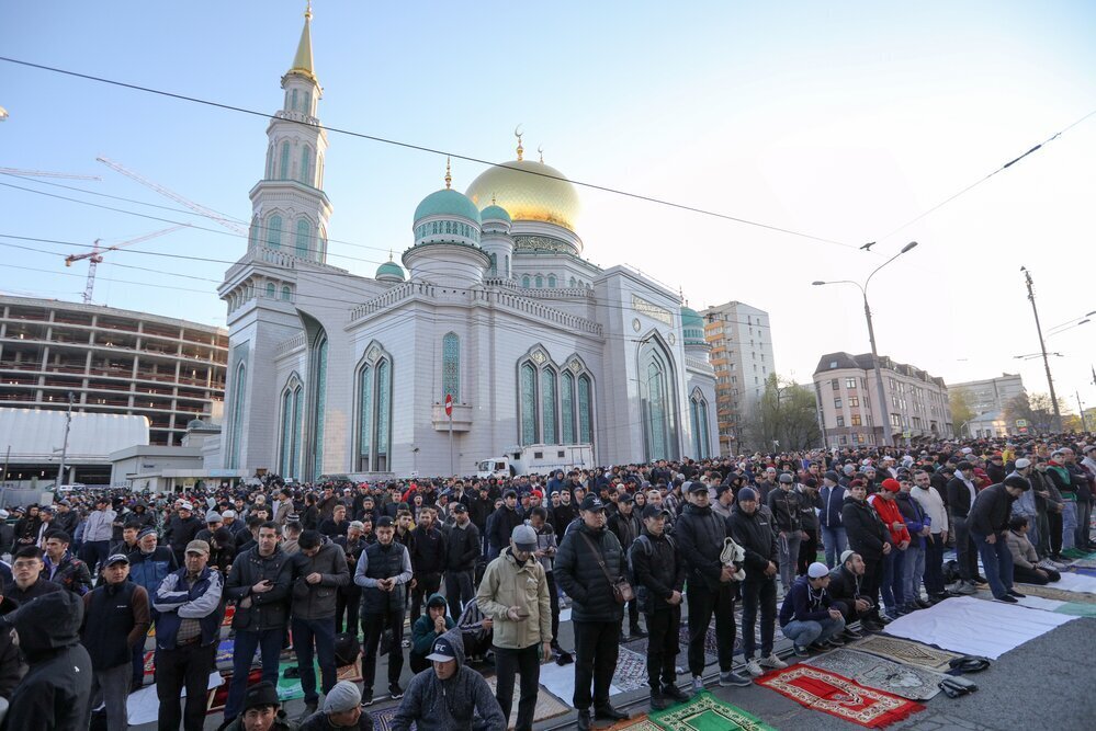 Ураза байрам 2025 сегодня. Курбан байрам Московская Соборная мечеть. Рамадан Соборная мечеть Москвы. Ураза байрам Московская Соборная мечеть.