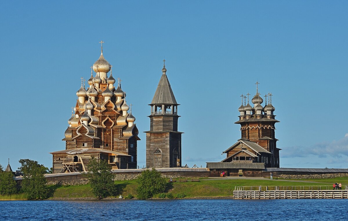 Местная легенда гласит, что церковь возвели без единого гвоздя. Это почти правда: гвозди использовали лишь для куполов на высоте 37 метров, а вот сам сруб действительно возведен без них. Фото: Ludvig14 / Commons Wikimedia