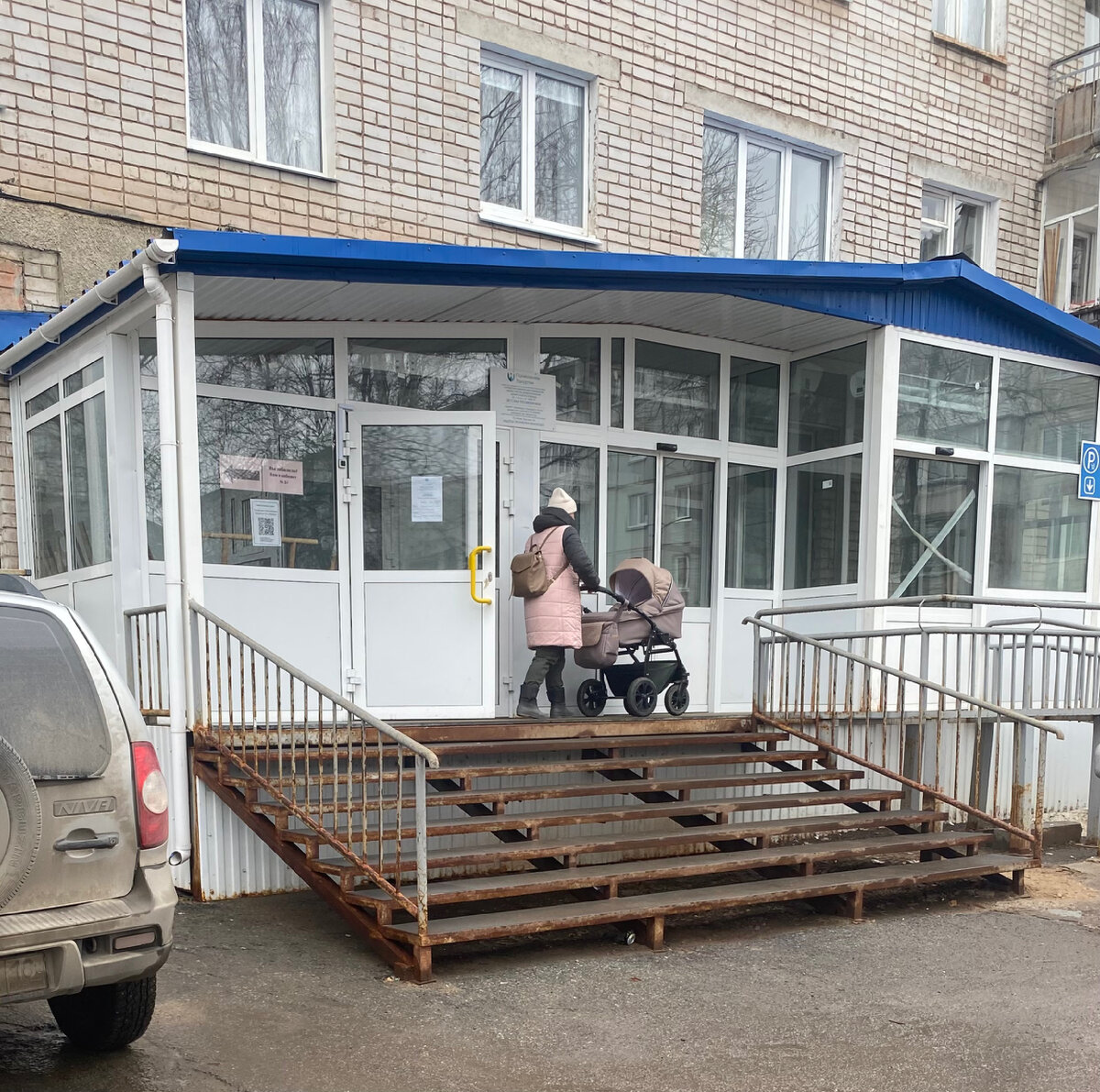 Есть центральный вход(на фото) и плюсом два отдельных для больных с симптомами ОРВИ и для здоровых грудничков, кому только кровь сдать и узи сделать например.