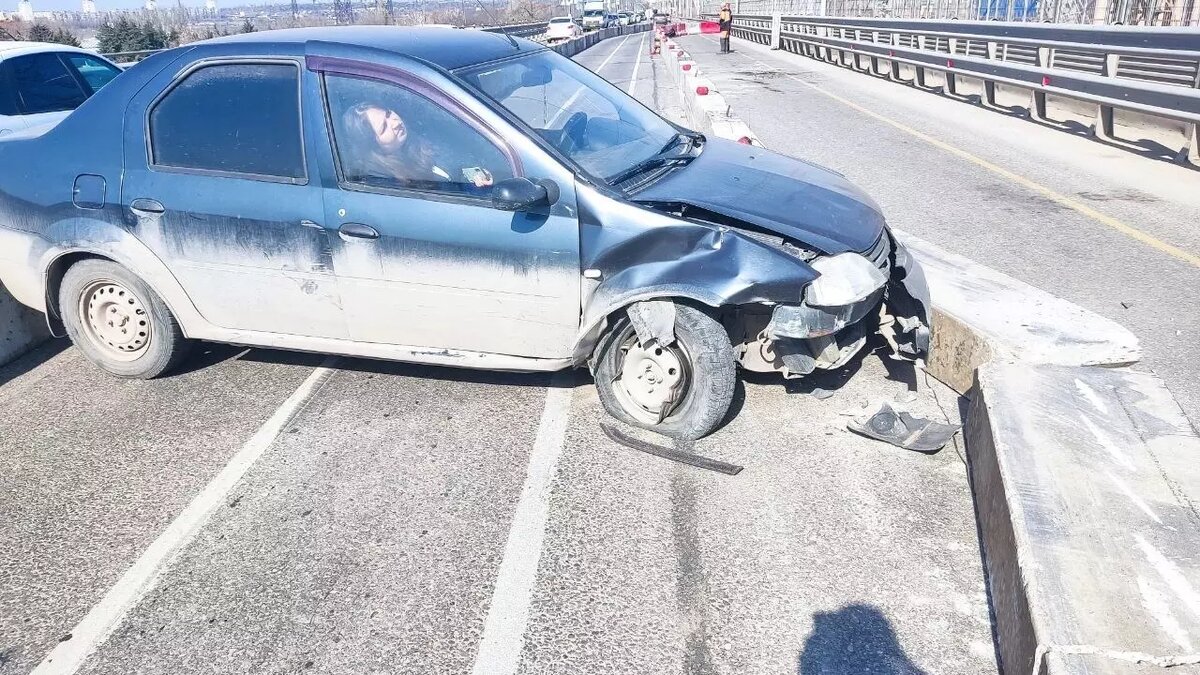     Колесо внезапно оторвало у Renault Logan на Волжской ГЭС утром 10 апреля. Из-за этого иномарка врезалась в бетонный блок и перекрыла одну полосу, сообщают очевидцы в соцсетях.