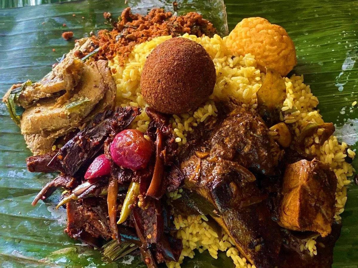 Источник: https://magnificentsrilanka.com/lamprais-the-best-traditional-food-in-sri-lanka/