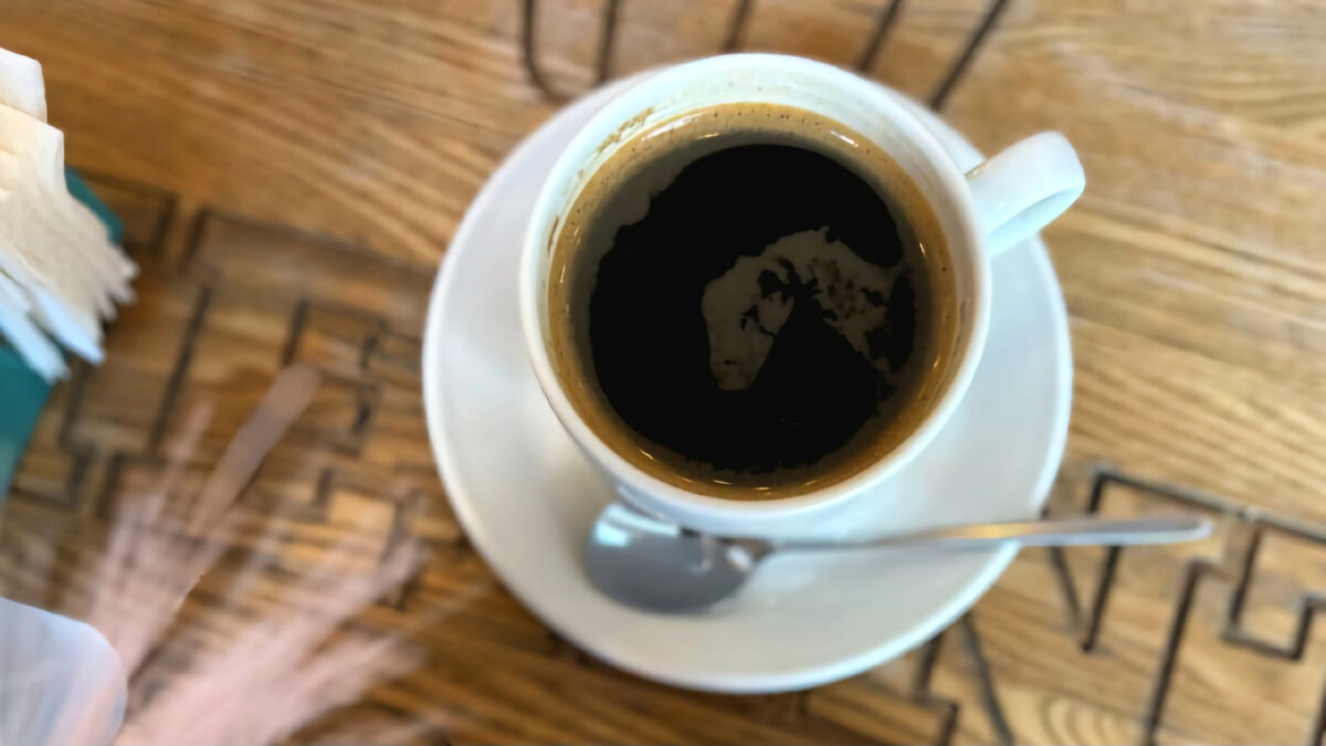 Кофе стал неотъемлемой частью нашей жизни, будь то утренний ритуал или перерыв в напряжённый день. Но вы когда-нибудь задумывались, почему чашечка кофе может вызвать у вас беспокойство?
