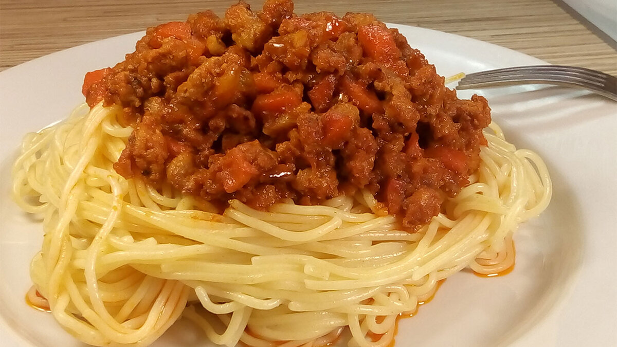 Всем огромный привет. Если вам нужно приготовить ужин быстро и вкусно - однозначно рекомендую спагетти с фаршем. Это сытное блюдо готовится предельно просто.