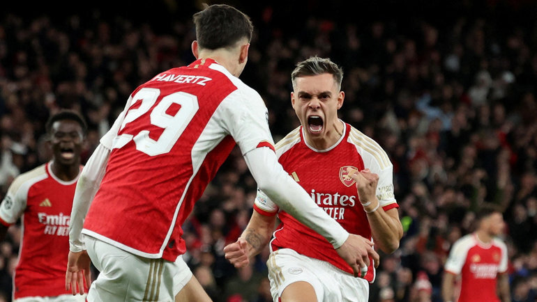    Кай Хаверц и Леандро Троссард в матче против «Баварии». Reuters