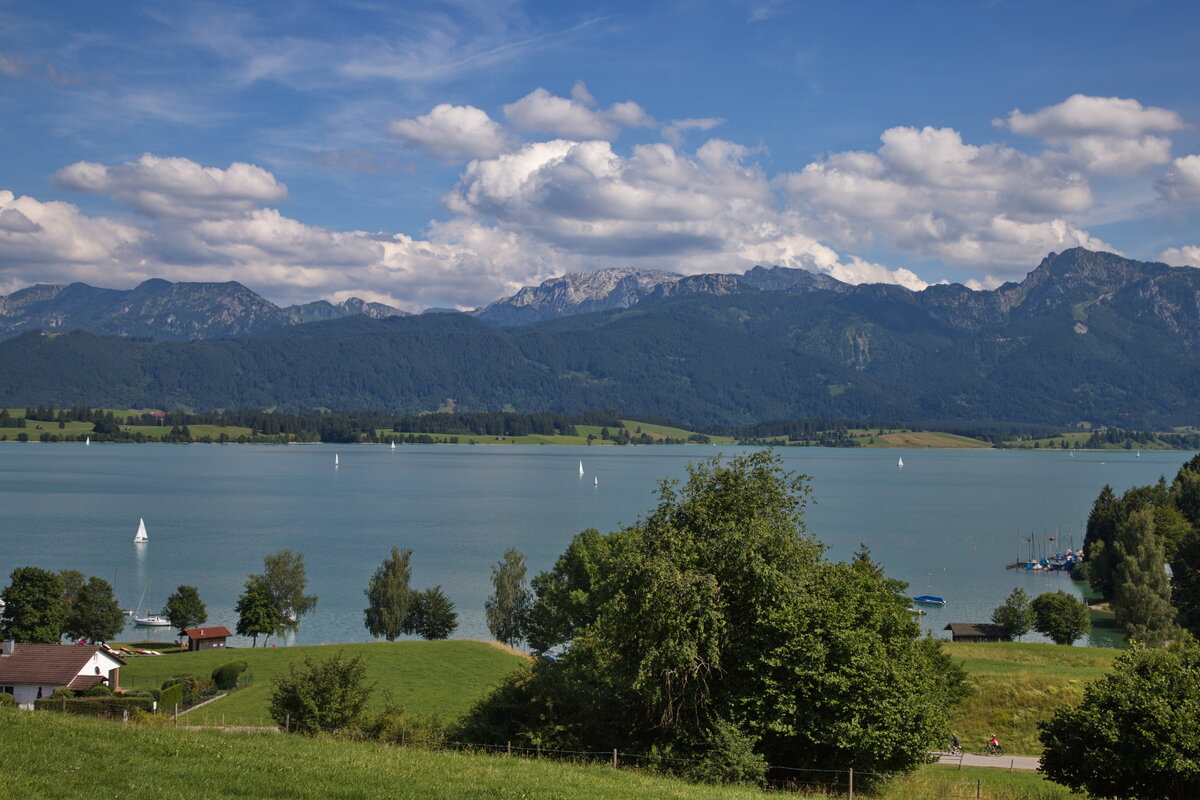 Водохранилище в Баварии, Германия. Водохранилище расположено недалеко от замка Нойшванштайн примерно в 30 км от Гармиш-Партенкирхена, у подножия Альп.