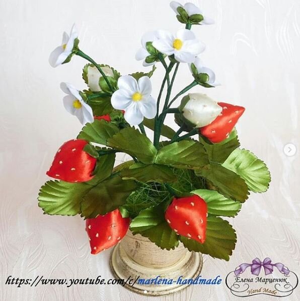    Клубника из атласных лент    
Источник: Скриншот из видео