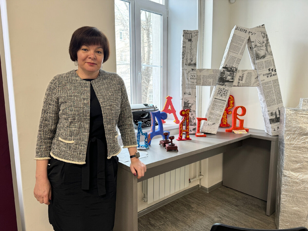 Я в библиотеке, скоро читать буду лекцию