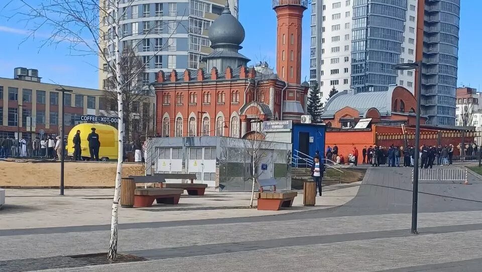     В Нижнем Новгороде утром 10 апреля образовалась внушительная пробка в районе канатной дороги. Причина — окончание Рамадана. Мусульмане прибыли к Соборной мечети, чтобы отметить праздник разговения — Ураза-байрам. Об этом сообщил подписчик NewsNN.