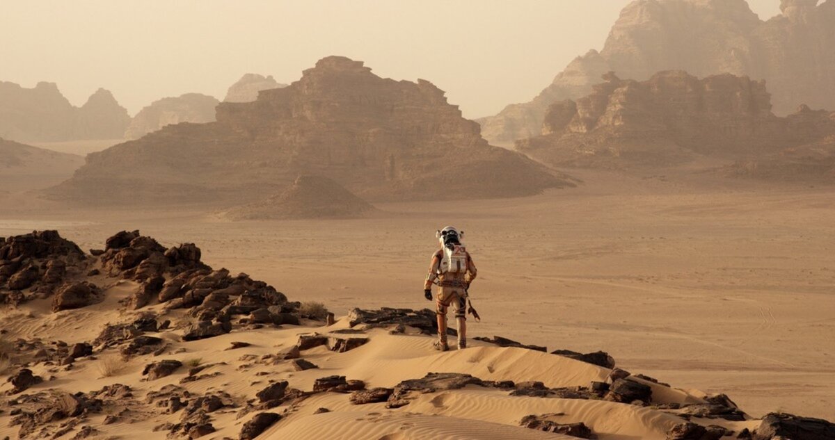 Сейчас много разговоров о том, что Илон Маск собирается отправить 1 миллион людей жить на Марс. Поэтому этот фильм наиболее интересен, как бы это могло бы быть, если бы люди жили на Марсе.
