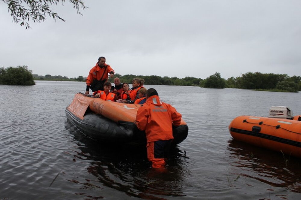    Лодки весь месяц служили основным транспортным средством — на них не только эвакуировали подтопленцев, но и подвозили ребят до школы. Фото: ГУ МЧС по Хабаровскому краю