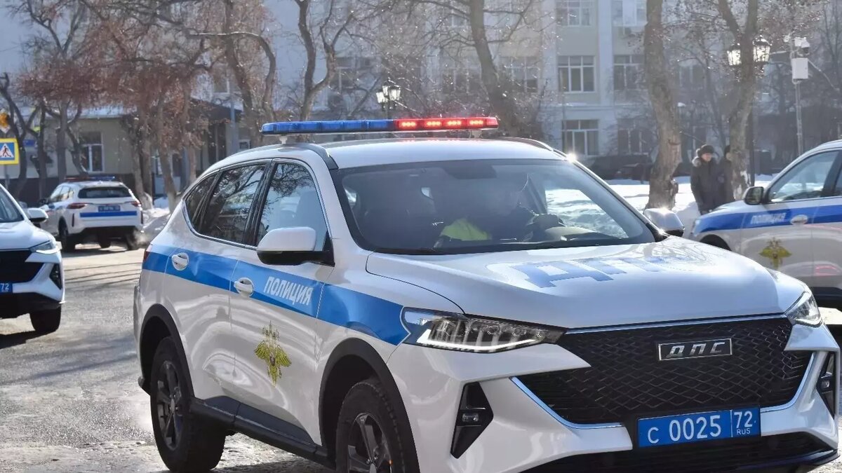     В редакцию «Нашего город» тюменец направил видео с регистратора, на котором запечатлено, как машина ДПС съезжает с кольца из среднего ряда. Опасный маневр едва не стал причиной серьезной аварии на городской развязке.