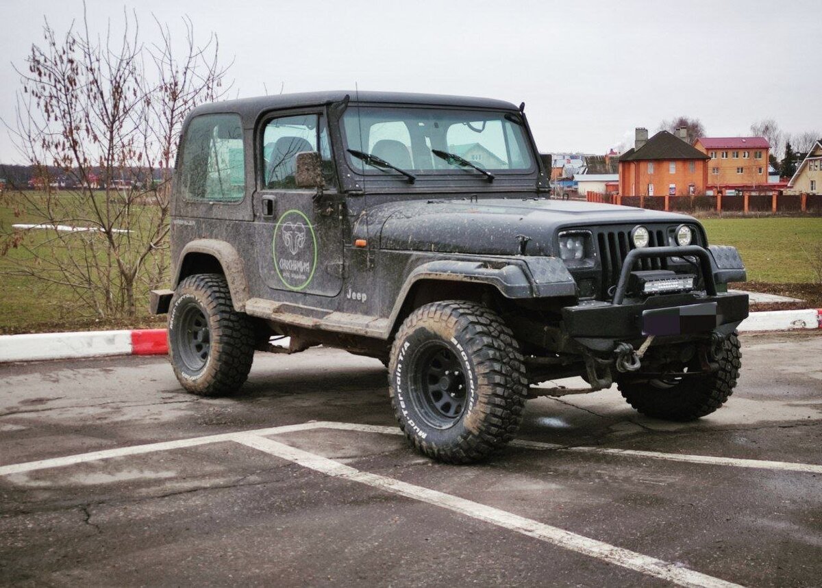 Однако, здравствуйте. Прошел год с момента покупки Jeep Wrangler YJ 1995 года выпуска. За это время автомобиль претерпел ряд изменений (в лучшую, разумеется сторону).